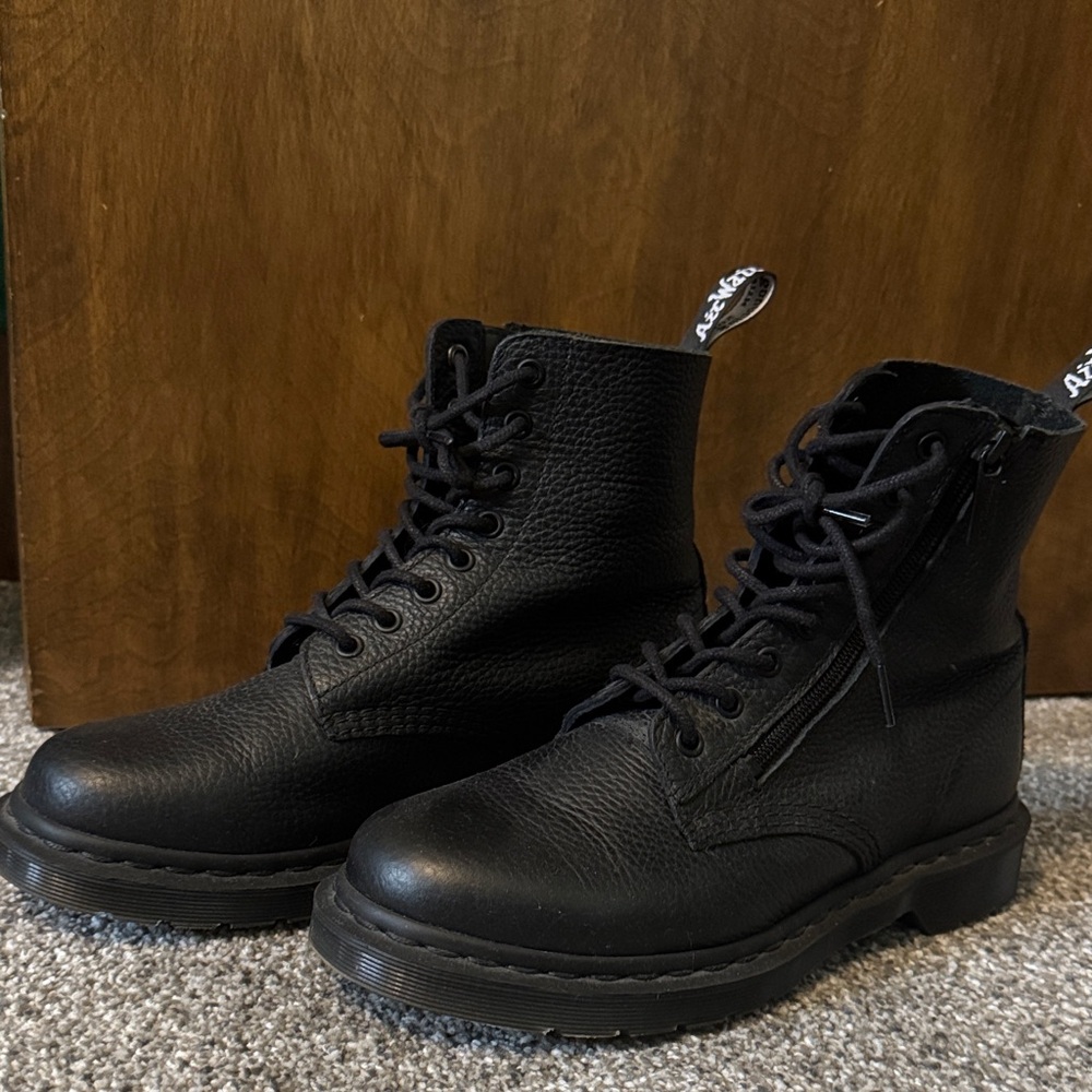 Dr Martens Women’s 1460 Pascal w/ Zipper Size 9/41 EUC Pebbled Black Leather